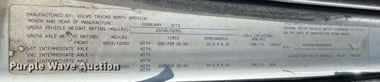 image for item LJ9555 2013 Volvo  semi truck