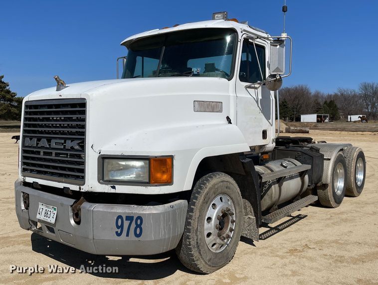 image for item LJ9586 1998 Mack CH613  semi truck
