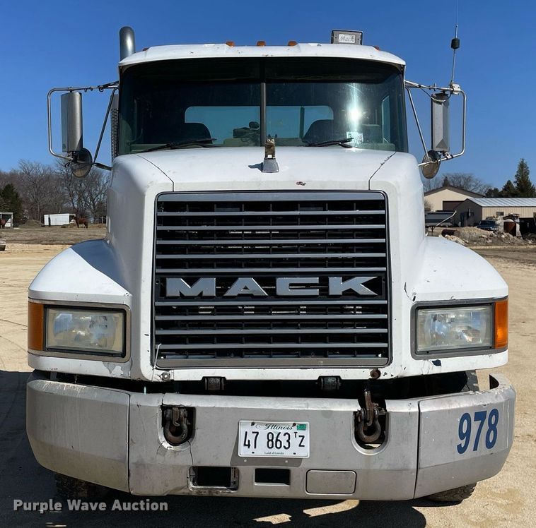 image for item LJ9586 1998 Mack CH613  semi truck