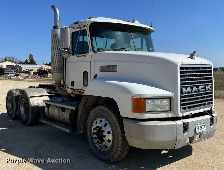 image for item LJ9586 1998 Mack CH613  semi truck
