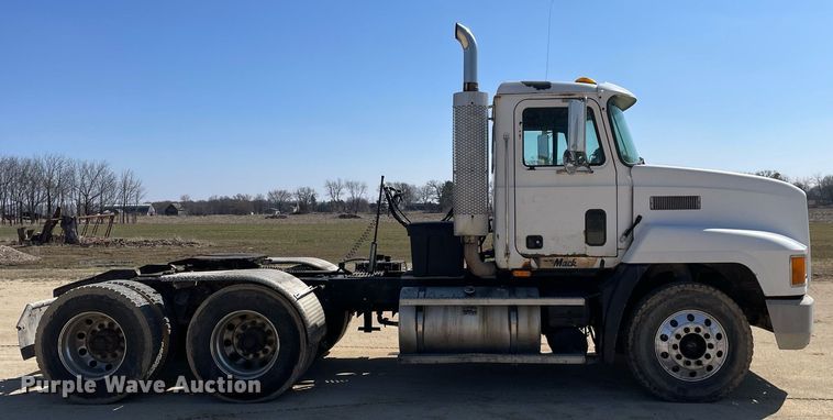 image for item LJ9586 1998 Mack CH613  semi truck