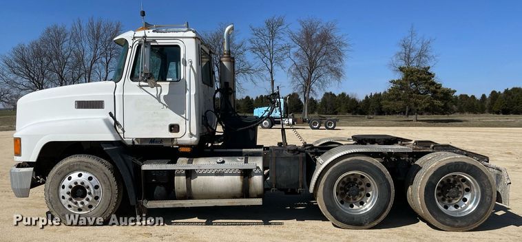 image for item LJ9586 1998 Mack CH613  semi truck