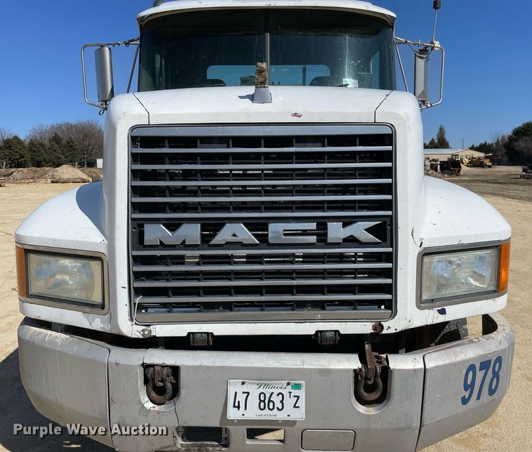 image for item LJ9586 1998 Mack CH613  semi truck