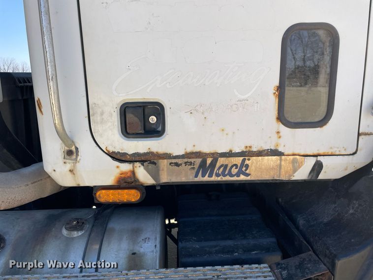 image for item LJ9586 1998 Mack CH613  semi truck