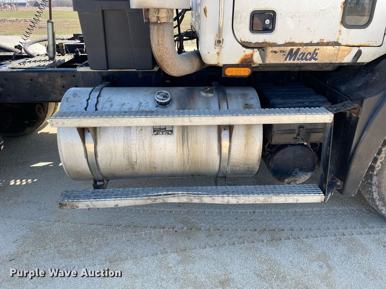 image for item LJ9586 1998 Mack CH613  semi truck