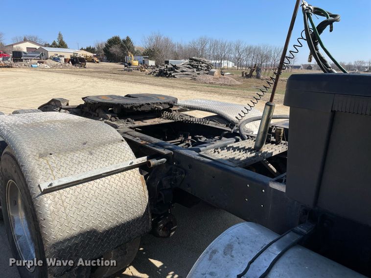 image for item LJ9586 1998 Mack CH613  semi truck