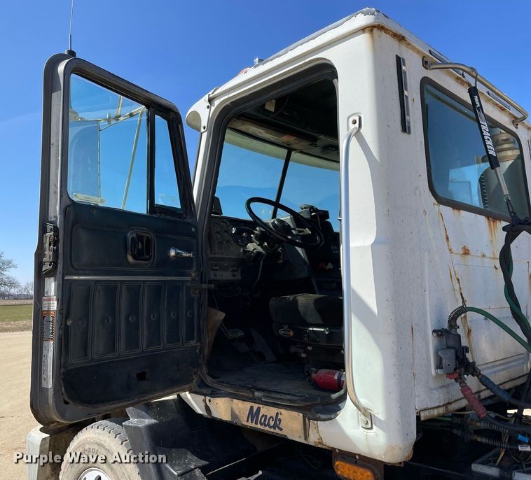 image for item LJ9586 1998 Mack CH613  semi truck