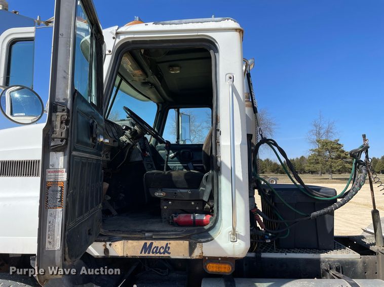 image for item LJ9586 1998 Mack CH613  semi truck