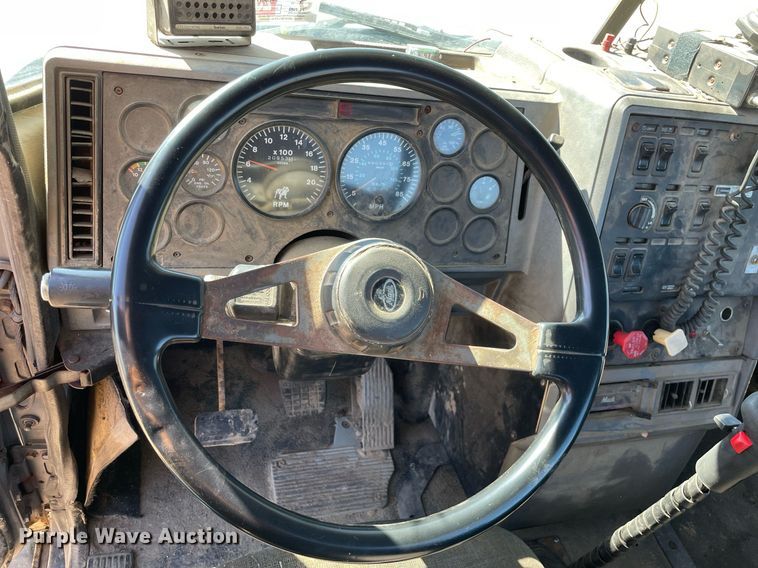 image for item LJ9586 1998 Mack CH613  semi truck