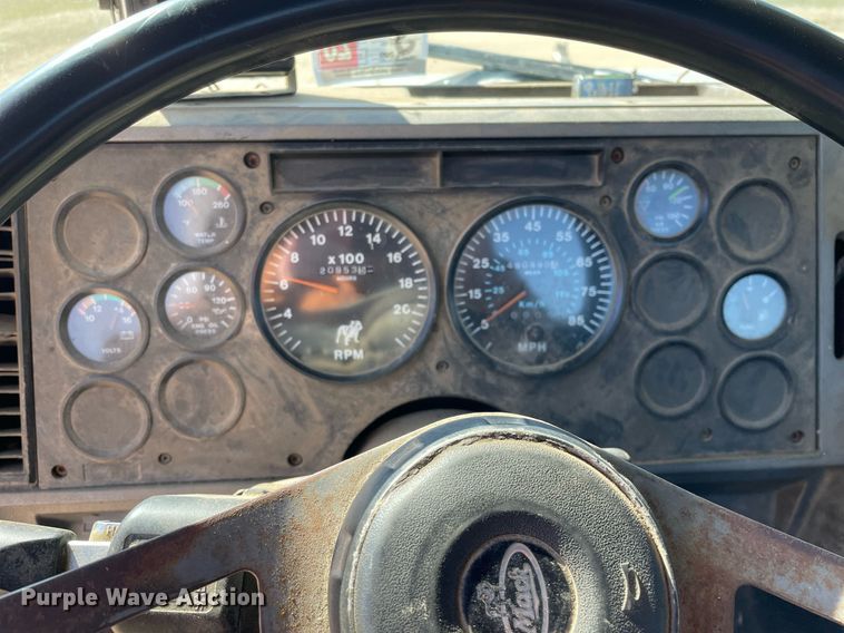 image for item LJ9586 1998 Mack CH613  semi truck