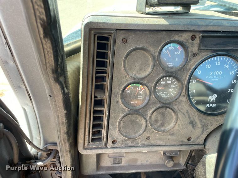 image for item LJ9586 1998 Mack CH613  semi truck