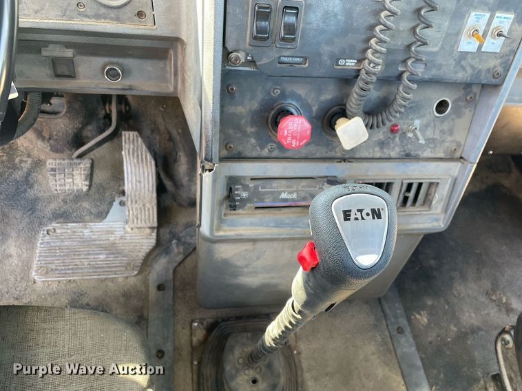 image for item LJ9586 1998 Mack CH613  semi truck