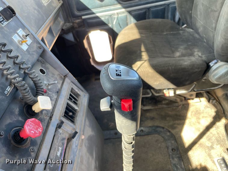 image for item LJ9586 1998 Mack CH613  semi truck