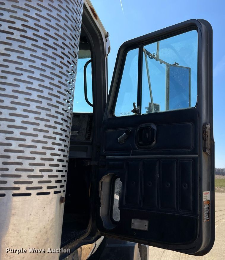 image for item LJ9586 1998 Mack CH613  semi truck