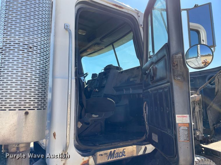 image for item LJ9586 1998 Mack CH613  semi truck