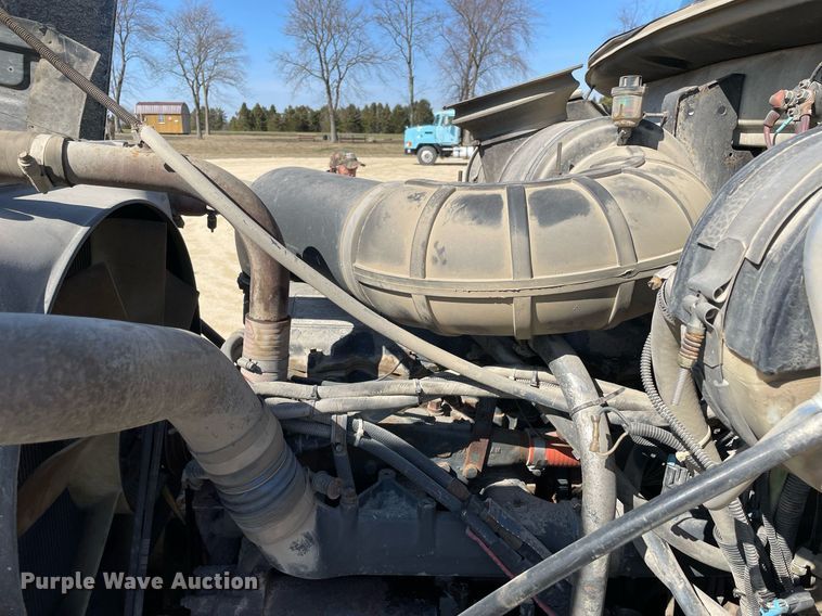 image for item LJ9586 1998 Mack CH613  semi truck