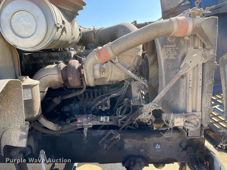 image for item LJ9586 1998 Mack CH613  semi truck