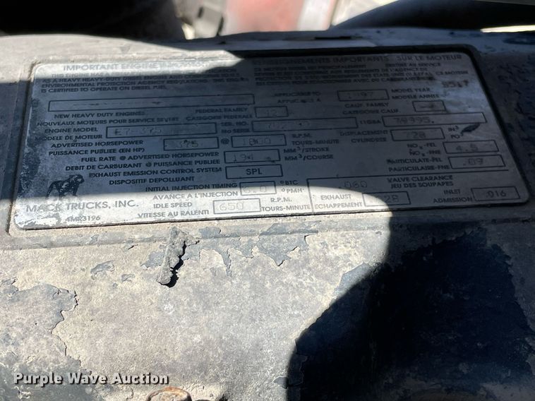 image for item LJ9586 1998 Mack CH613  semi truck