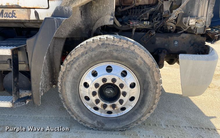 image for item LJ9586 1998 Mack CH613  semi truck