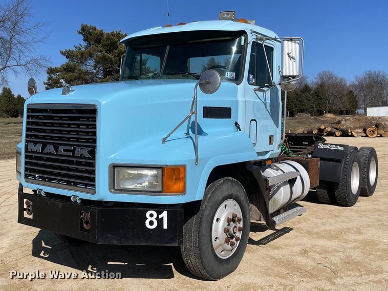 image for item LJ9587 1994 Mack CH613  semi truck