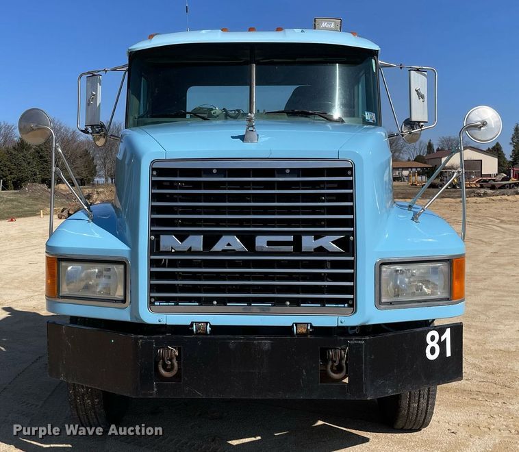 image for item LJ9587 1994 Mack CH613  semi truck