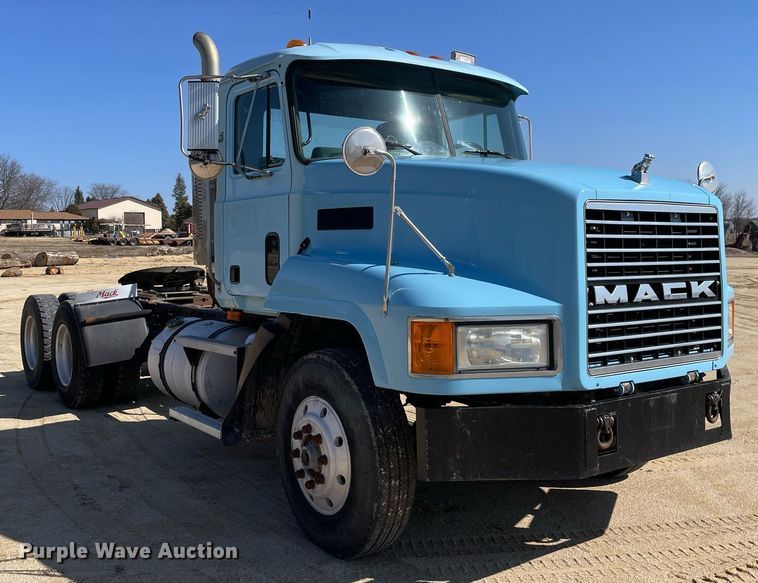 image for item LJ9587 1994 Mack CH613  semi truck