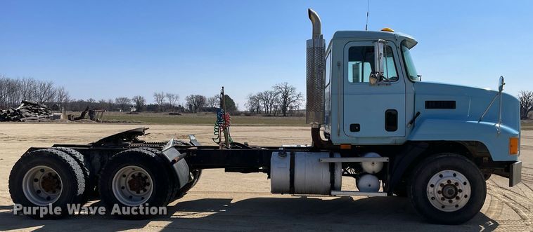 image for item LJ9587 1994 Mack CH613  semi truck