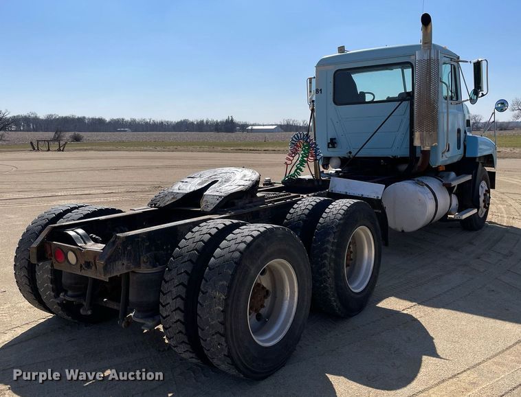 image for item LJ9587 1994 Mack CH613  semi truck