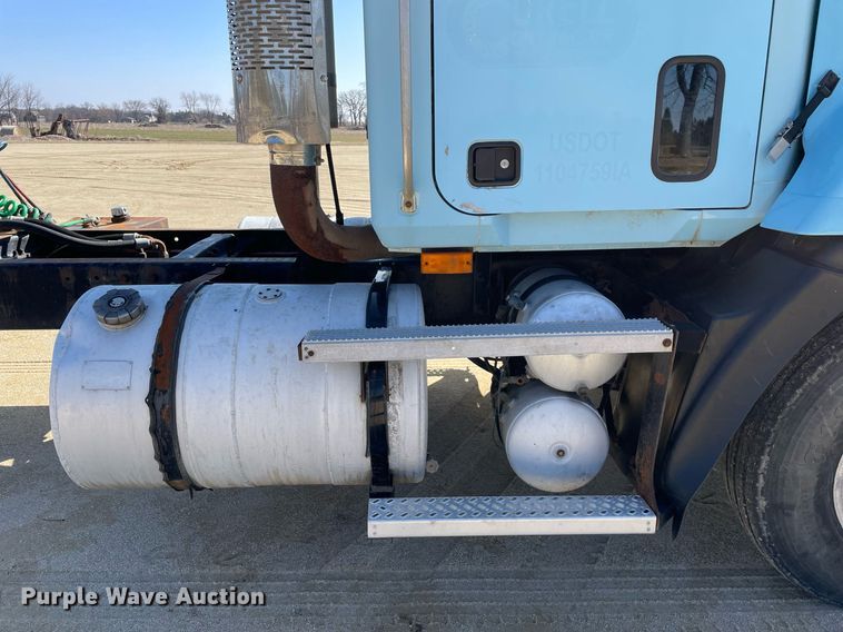 image for item LJ9587 1994 Mack CH613  semi truck