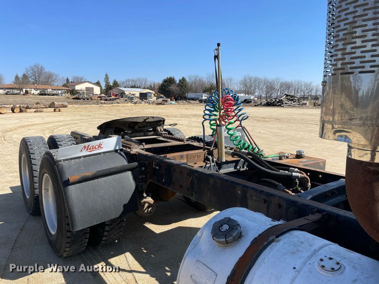 image for item LJ9587 1994 Mack CH613  semi truck