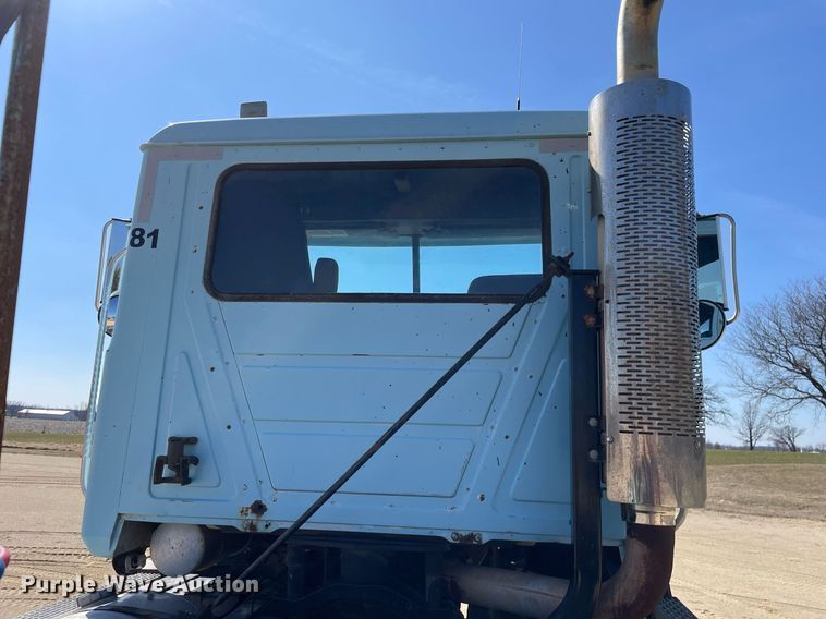 image for item LJ9587 1994 Mack CH613  semi truck