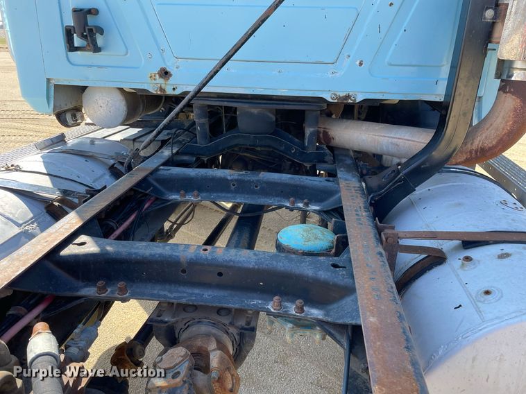 image for item LJ9587 1994 Mack CH613  semi truck