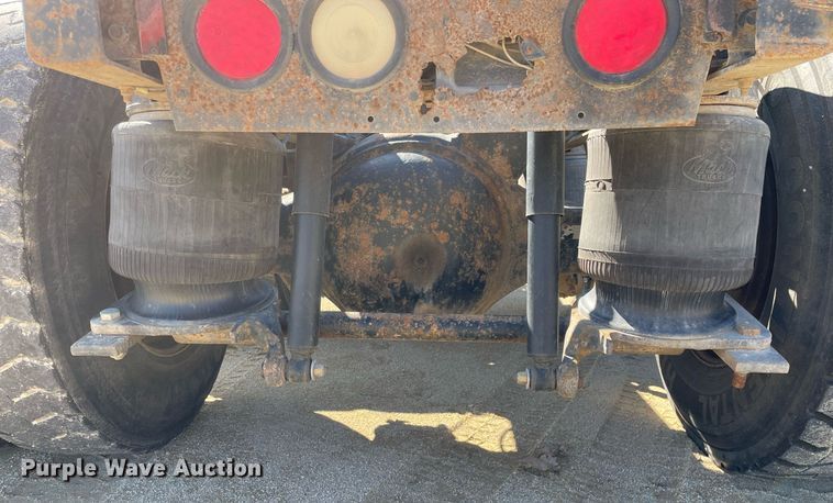 image for item LJ9587 1994 Mack CH613  semi truck