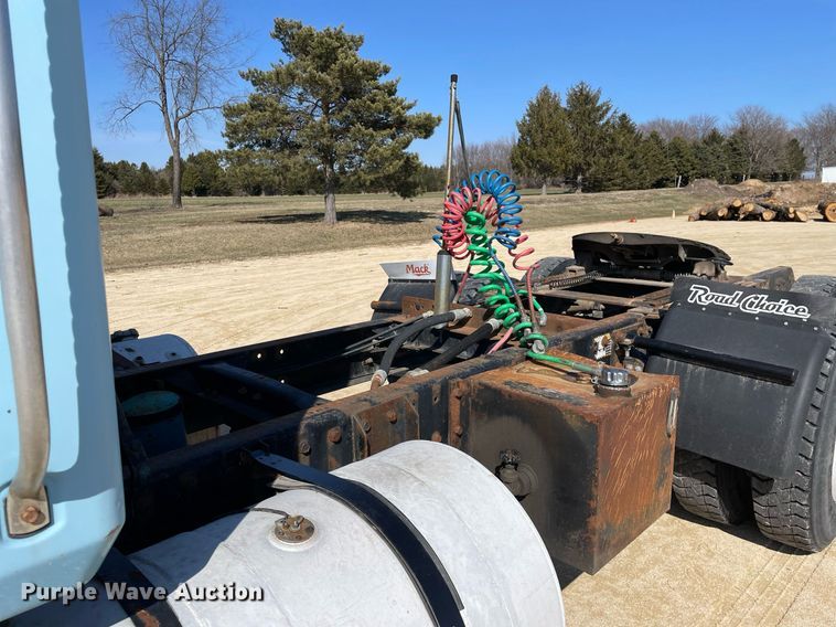 image for item LJ9587 1994 Mack CH613  semi truck