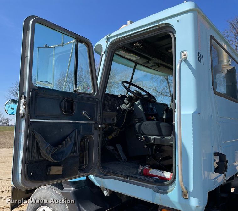 image for item LJ9587 1994 Mack CH613  semi truck