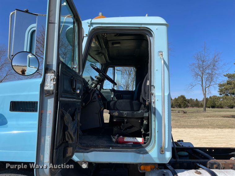 image for item LJ9587 1994 Mack CH613  semi truck