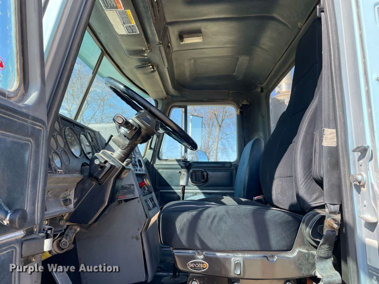 image for item LJ9587 1994 Mack CH613  semi truck