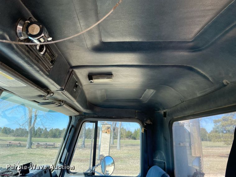 image for item LJ9587 1994 Mack CH613  semi truck