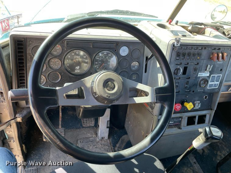 image for item LJ9587 1994 Mack CH613  semi truck