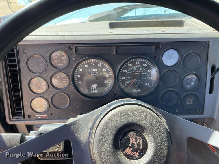 image for item LJ9587 1994 Mack CH613  semi truck