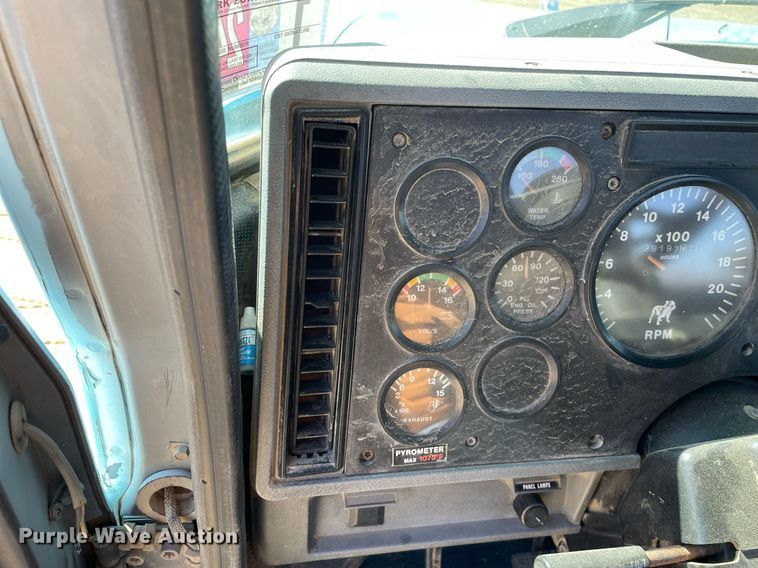 image for item LJ9587 1994 Mack CH613  semi truck