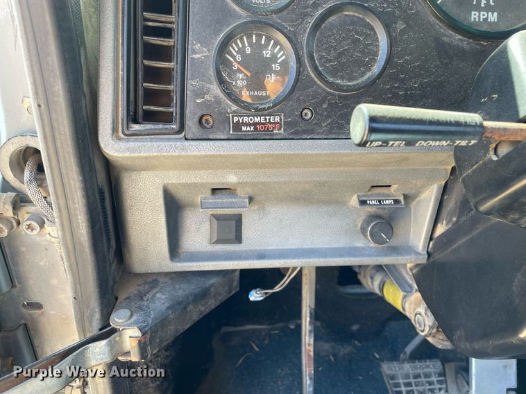 image for item LJ9587 1994 Mack CH613  semi truck