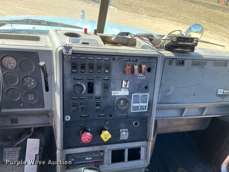 image for item LJ9587 1994 Mack CH613  semi truck