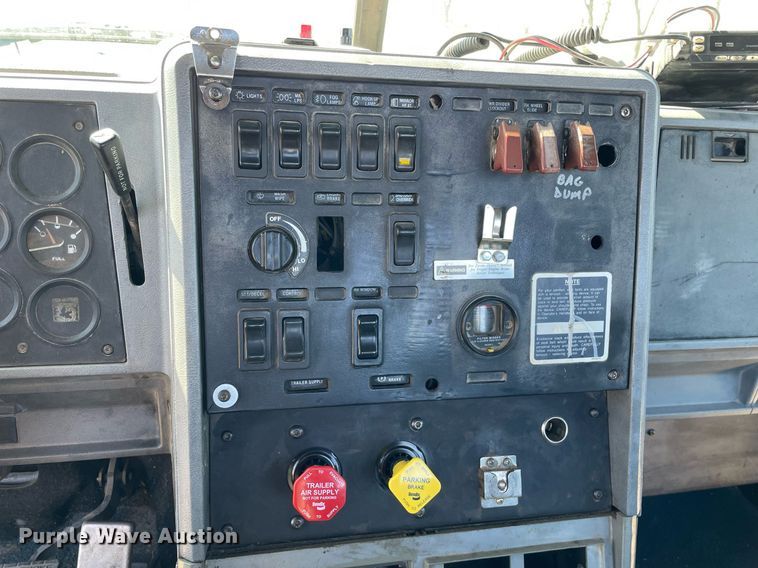 image for item LJ9587 1994 Mack CH613  semi truck