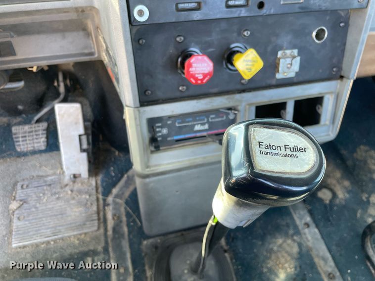 image for item LJ9587 1994 Mack CH613  semi truck