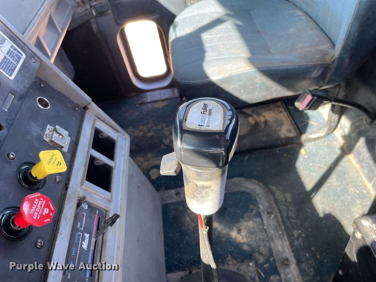 image for item LJ9587 1994 Mack CH613  semi truck