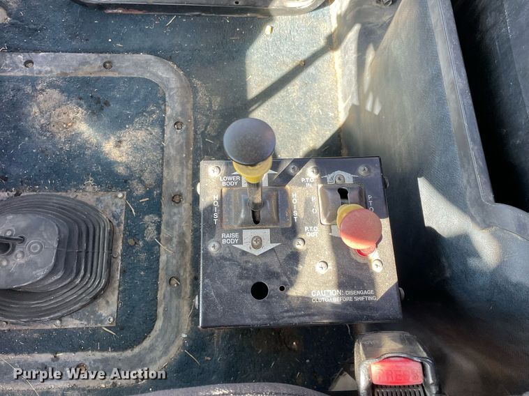 image for item LJ9587 1994 Mack CH613  semi truck