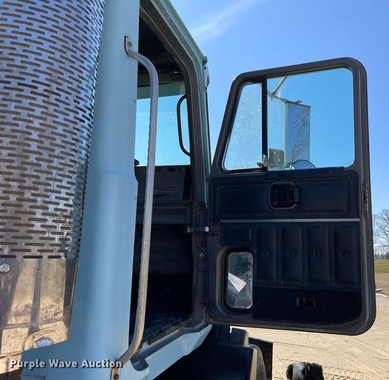 image for item LJ9587 1994 Mack CH613  semi truck