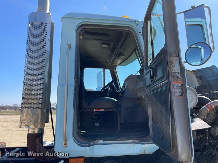 image for item LJ9587 1994 Mack CH613  semi truck