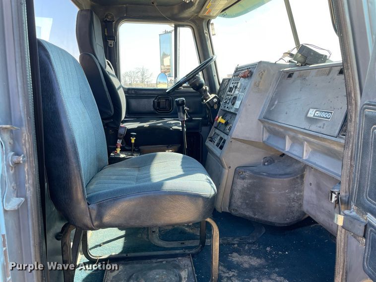 image for item LJ9587 1994 Mack CH613  semi truck